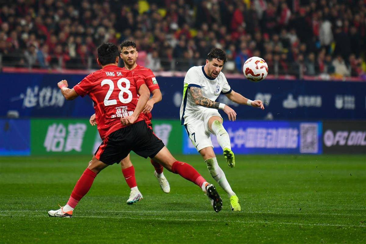 雷火电竞主播-劲敌对决，中超比赛争夺异常激烈